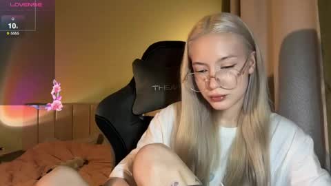Snapshot of kvetapin chatting on June 4, 2026, 11:00 pm Bella and Alexandra online show from June 4, 2026, 11:00 pm