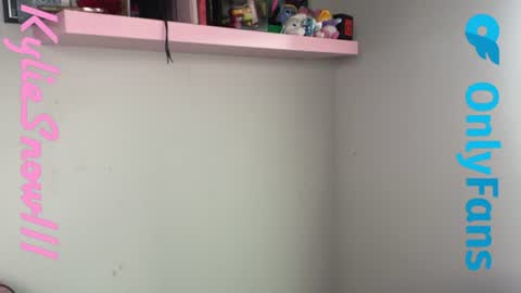 Snapshot of kyliesnowxxx chatting on June 15, 2026, 5:37 pm Kylie Snow online show from June 15, 2026, 5:37 pm