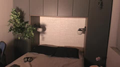 labrinthteasing online show from December 19, 2025, 12:12 pm