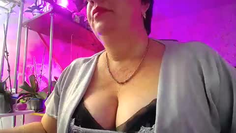 Snapshot of lady_gloria chatting on December 15, 2024, 9:35 am Lady Gloria online show from December 15, 2024, 9:35 am