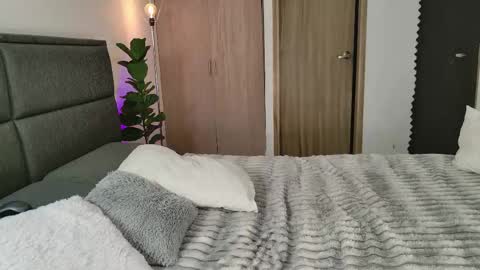    700  1300 -5 online show from September 24, 2025, 12:52 pm