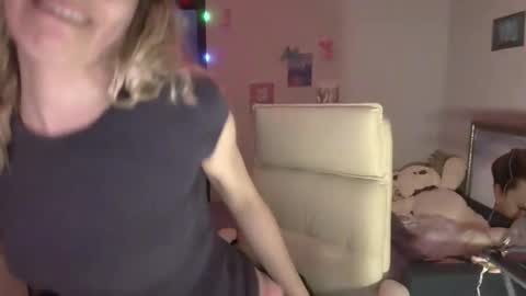 lady_smile69 online show from December 19, 2025, 9:33 pm