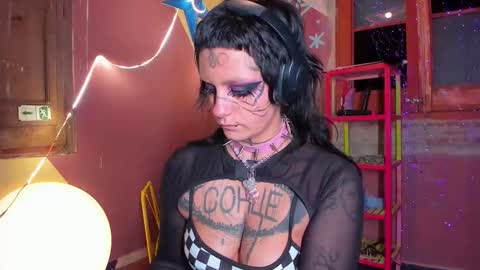 Mia online show from November 9, 2025, 7:34 pm