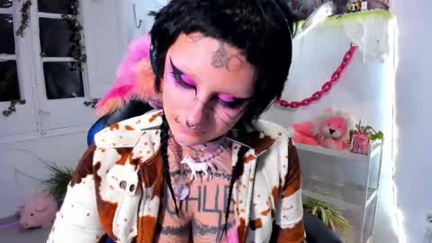 Mia online show from December 18, 2025, 7:53 pm