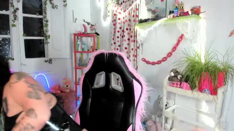 Mia online show from April 4, 2026, 6:49 pm