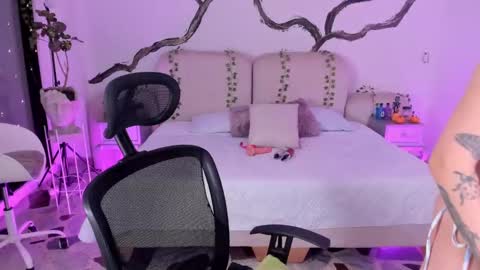 Lady  online show from October 25, 2025, 5:48 am