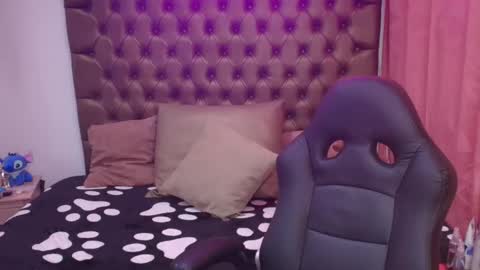 Camila online show from November 19, 2025, 4:45 am