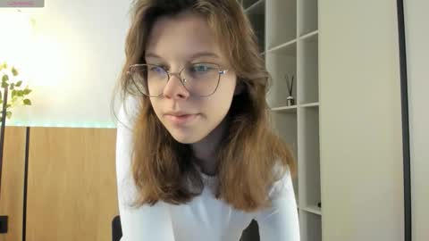 Julia online show from December 22, 2025, 8:06 pm