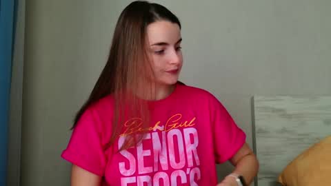 lana_gl online show from May 25, 2026, 5:57 am