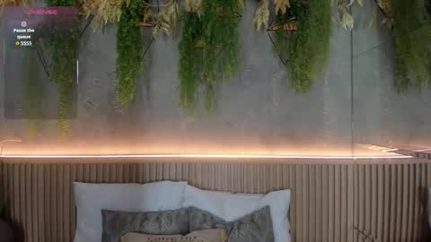 lana_lann online show from December 14, 2025, 11:48 am