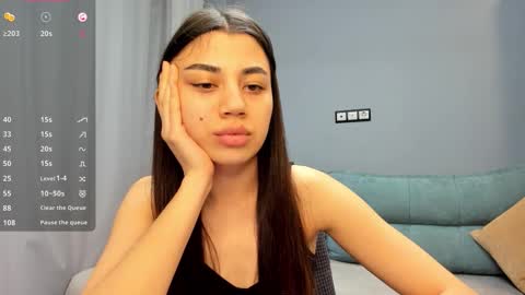 Lana online show from November 5, 2025, 2:06 pm