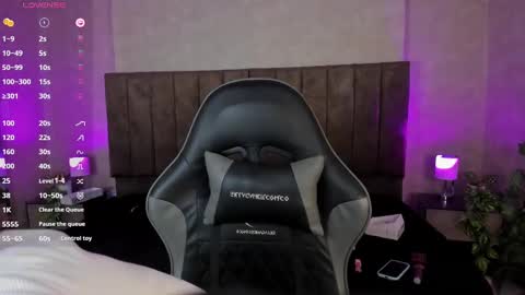 Snapshot of lanamills_ chatting on September 27, 2025, 5:12 am Lana online show from September 27, 2025, 5:12 am