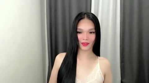 lanawyatt_ online show from October 19, 2025, 8:42 pm
