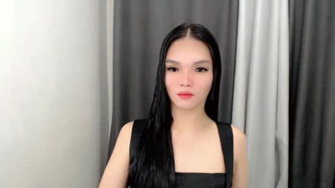 lanawyatt_ online show from November 9, 2025, 3:43 pm