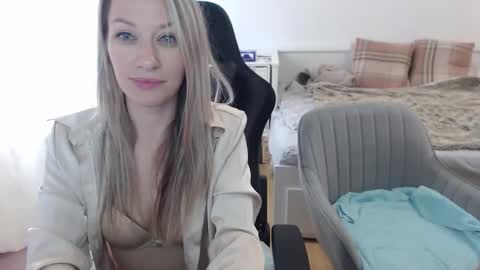 Lara online show from September 13, 2025, 11:21 am