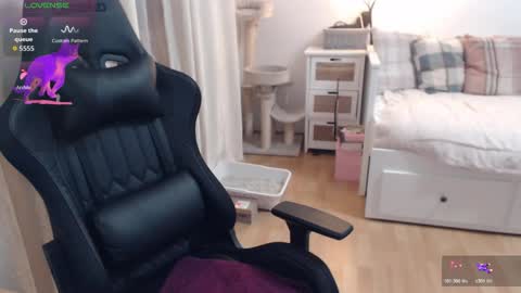 Lara online show from December 3, 2025, 7:45 pm