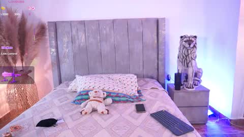 Hello Guys I am Lara Giraldo  WELCOME To my room online show from December 14, 2025, 12:49 am