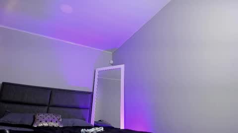 lara_reynolds_ online show from February 3, 2026, 9:42 pm