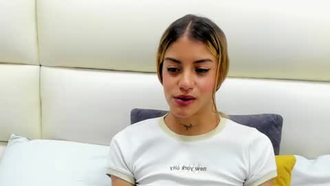 Snapshot of laramoon_ chatting on March 6, 2025, 11:20 pm LARA online show from March 6, 2025, 11:20 pm