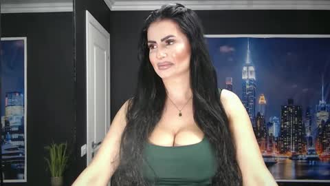 Snapshot of laras_moans chatting on June 10, 2026, 10:25 am laras_moans online show from June 10, 2026, 10:25 am