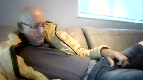 Snapshot of largerthan chatting on July 6, 2026, 6:32 am largerthan- say hi on entry online show from July 6, 2026, 6:32 am
