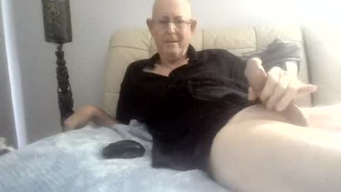 Snapshot of largerthan chatting on July 29, 2026, 11:58 pm largerthan- say hi on entry online show from July 29, 2026, 11:58 pm