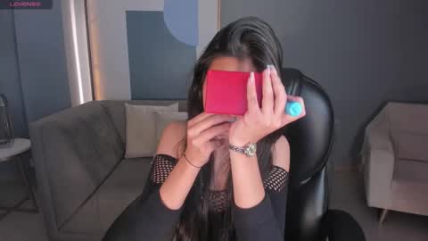 Larisa Smirnov online show from November 22, 2025, 3:38 am