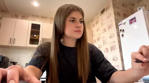 Snapshot of larrainewildenberg chatting on October 8, 2025, 1:09 pm I am Jane ntmu Lets hit 10 Thumbs Up together online show from October 8, 2025, 1:09 pm