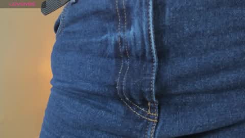 Snapshot of larsonmia chatting on December 17, 2025, 12:33 pm MIA online show from December 17, 2025, 12:33 pm