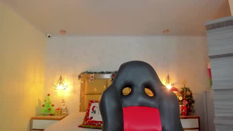 Snapshot of larsonmia chatting on December 20, 2025, 12:23 pm MIA online show from December 20, 2025, 12:23 pm