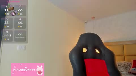 Snapshot of larsonmia chatting on January 6, 2026, 12:20 pm MIA online show from January 6, 2026, 12:20 pm