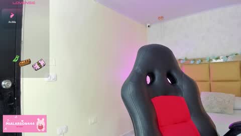 Snapshot of larsonmia chatting on February 4, 2026, 12:33 pm MIA online show from February 4, 2026, 12:33 pm