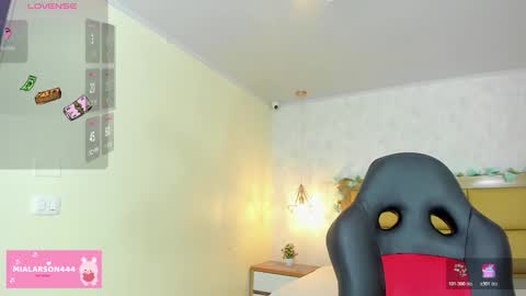 Snapshot of larsonmia chatting on February 9, 2026, 12:31 pm MIA online show from February 9, 2026, 12:31 pm