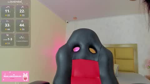 Snapshot of larsonmia chatting on February 18, 2026, 11:50 am MIA online show from February 18, 2026, 11:50 am