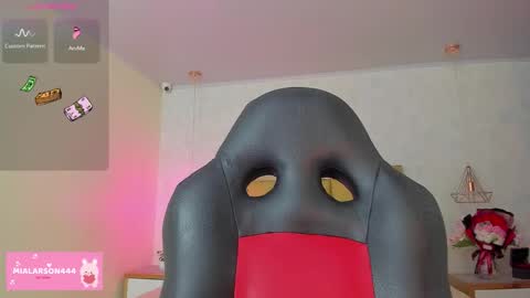 Snapshot of larsonmia chatting on February 26, 2026, 12:26 pm MIA online show from February 26, 2026, 12:26 pm