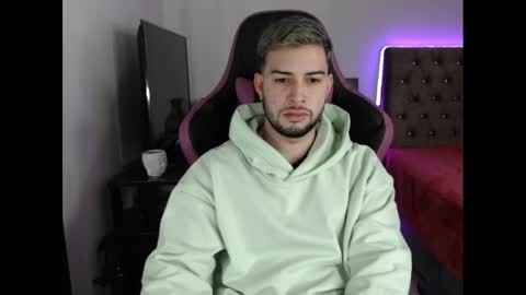 Snapshot of latam_ chatting on December 15, 2024, 10:04 pm YOUR BABY online show from December 15, 2024, 10:04 pm