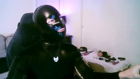 latexminheadroom online show from December 14, 2025, 5:57 am
