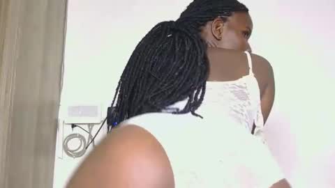 latiffaah_xx online show from February 8, 2026, 11:57 am