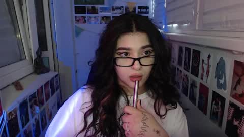 Snapshot of latina_mia chatting on February 3, 2025, 9:30 am miiiiiiaaaa online show from February 3, 2025, 9:30 am