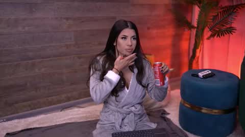 Snapshot of latinaloco chatting on November 11, 2025, 5:57 pm Latina online show from November 11, 2025, 5:57 pm