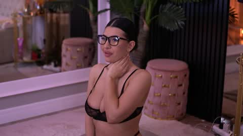 Snapshot of latinaloco chatting on March 29, 2026, 5:24 pm Latina online show from March 29, 2026, 5:24 pm