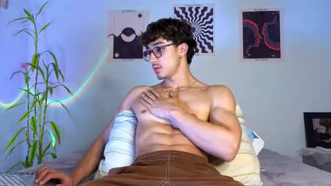 Snapshot of latinguyxl chatting on October 20, 2025, 11:27 pm Logan online show from October 20, 2025, 11:27 pm