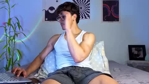 Snapshot of latinguyxl chatting on October 22, 2025, 1:28 am Logan online show from October 22, 2025, 1:28 am