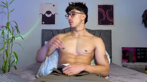 Snapshot of latinguyxl chatting on November 4, 2025, 12:43 am Logan online show from November 4, 2025, 12:43 am