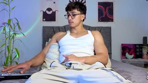 Snapshot of latinguyxl chatting on November 10, 2025, 11:37 pm Logan online show from November 10, 2025, 11:37 pm