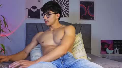 Snapshot of latinguyxl chatting on November 30, 2025, 2:59 am Logan online show from November 30, 2025, 2:59 am