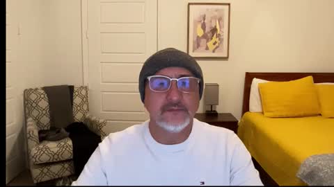 Snapshot of latinnous chatting on December 17, 2025, 4:29 am QS - INDEPENDENT MODEL online show from December 17, 2025, 4:29 am