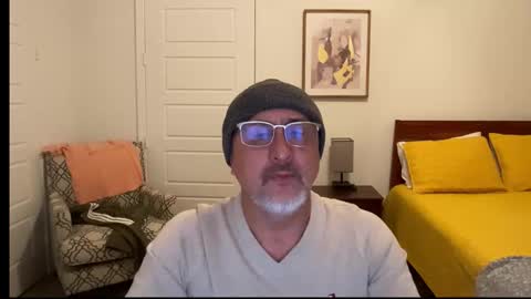 Snapshot of latinnous chatting on December 21, 2025, 5:14 am QS - INDEPENDENT MODEL online show from December 21, 2025, 5:14 am
