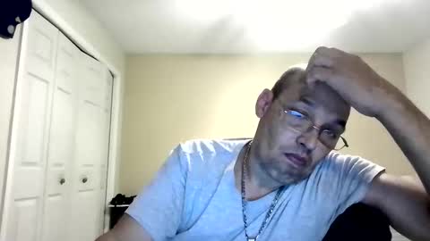 Snapshot of latinoinfla chatting on April 19, 2026, 12:43 am latinoinfla online show from April 19, 2026, 12:43 am