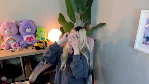 laukyubey1 online show from October 27, 2025, 8:46 pm